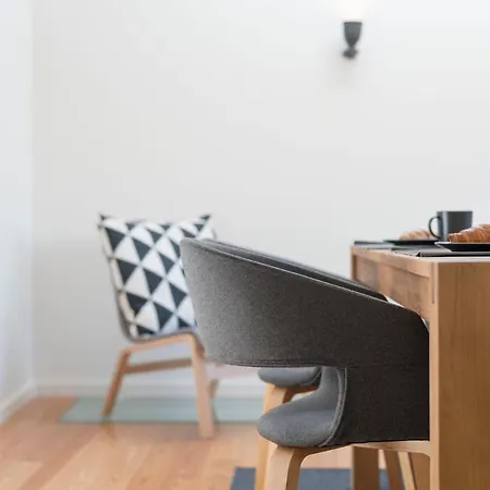 Lovelystay - Modern Triplex With Ac Near Beach, Metro & Fish Market