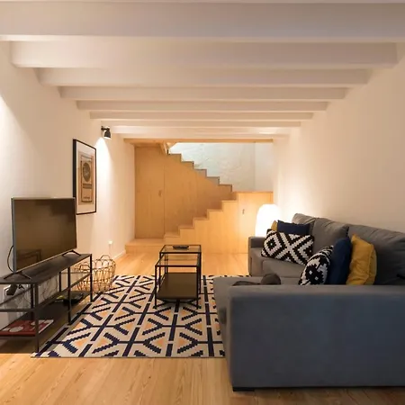 Lovelystay - Modern Triplex With Ac Near Beach, Metro & Fish Market Daire