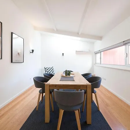 Lovelystay - Modern Triplex With Ac Near Beach, Metro & Fish Market Daire *