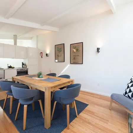 Apartment Lovelystay - Modern Triplex With Ac Near Beach, Metro & Fish Market