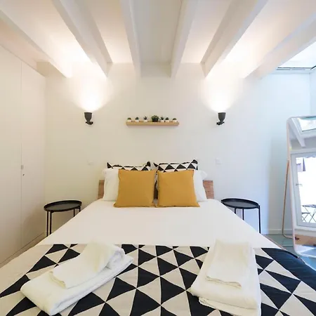 Apartment Lovelystay - Modern Triplex With Ac Near Beach, Metro & Fish Market *
