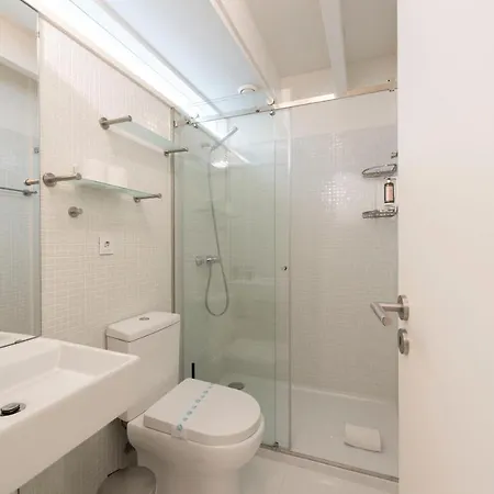 Apartment Lovelystay - Modern Triplex With Ac Near Beach, Metro & Fish Market *