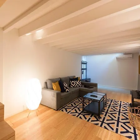 Lovelystay - Modern Triplex With Ac Near Beach, Metro & Fish Market Apartment