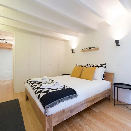 Lovelystay - Modern Triplex With Ac Near Beach, Metro & Fish Market