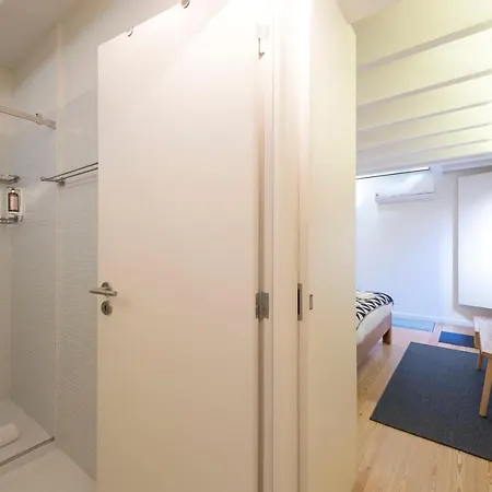 Daire Lovelystay - Modern Triplex With Ac Near Beach, Metro & Fish Market *