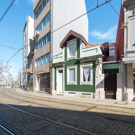 Lovelystay - Modern Triplex With Ac Near Beach, Metro & Fish Market Daire Matosinhos (Porto)