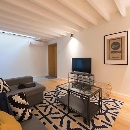 Lovelystay - Modern Triplex With Ac Near Beach, Metro & Fish Market