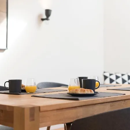 Apartment Lovelystay - Modern Triplex With Ac Near Beach, Metro & Fish Market *