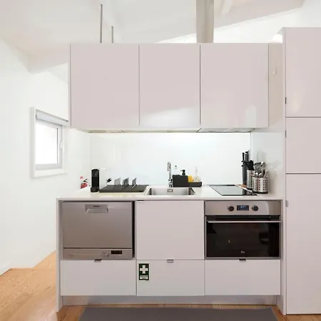 Apartment Lovelystay - Modern Triplex With Ac Near Beach, Metro & Fish Market