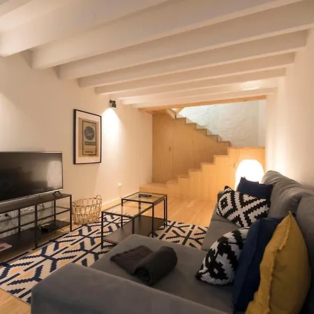 Lovelystay - Modern Triplex With Ac Near Beach, Metro & Fish Market *